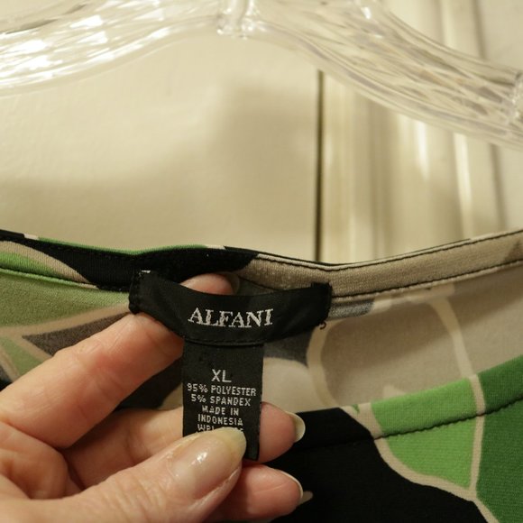 Alfani Loose Long Blouse in Green Floral Print on Black - Picture 3 of 3